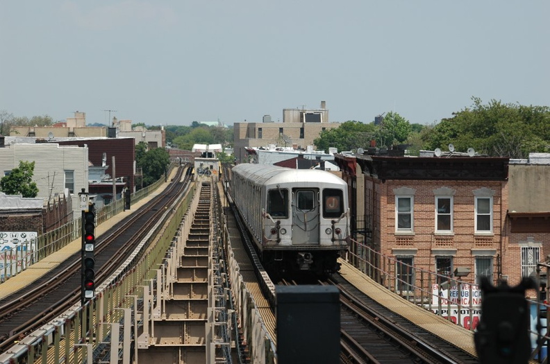 R-42 @ Alabama Av (J). Photo taken by Tamar Weinberg, 6/5/2005.