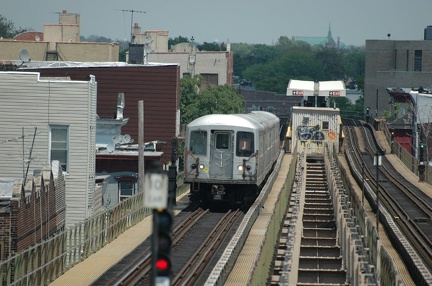 R-42 @ Alabama Av (J). Photo taken by Tamar Weinberg, 6/5/2005.