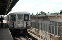 R-42 @ Alabama Av (J). Photo taken by Tamar Weinberg, 6/5/2005.