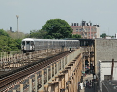 R-42 @ 75 St (J). Photo taken by Tamar Weinberg, 6/5/2005.