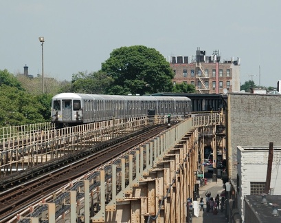 R-42 @ 75 St (J). Photo taken by Tamar Weinberg, 6/5/2005.