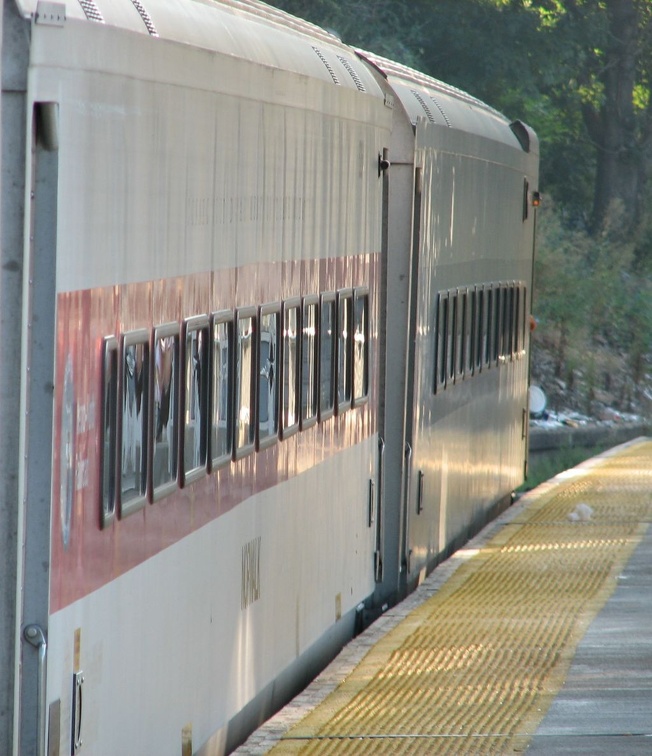 Shoreliner coach @ Marble Hill (MNCR Hudson Line). Photo taken by Brian Weinberg, 8/17/2005.