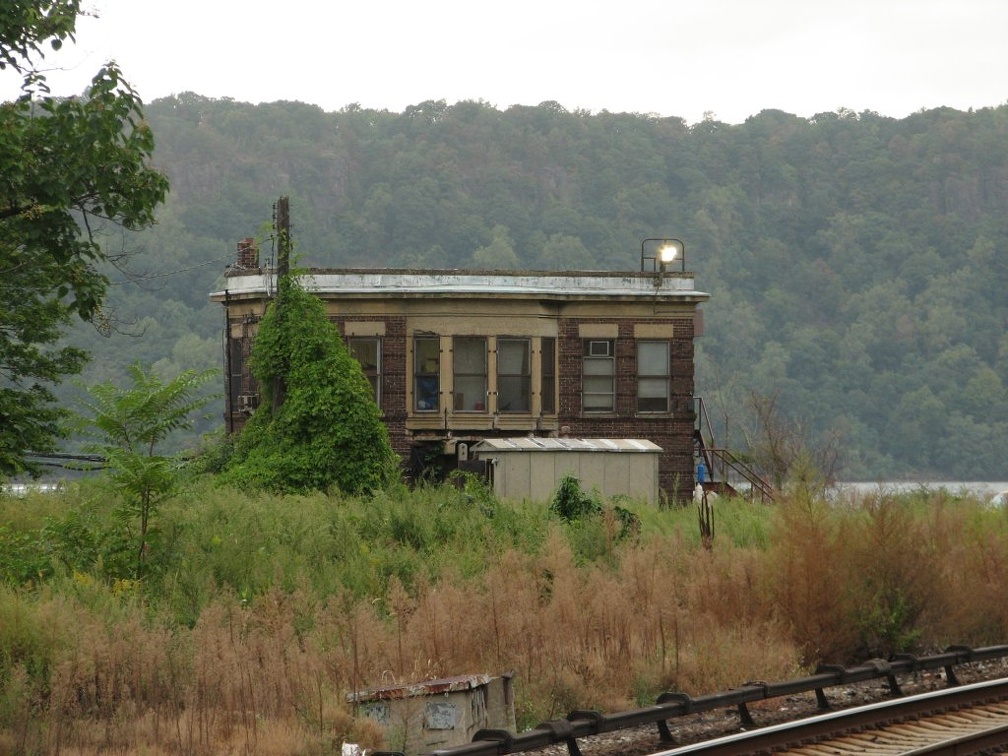 DV Tower @ Spuyten Duyvil (Hudson Line). Photo taken by Brian Weinberg, 9/28/2005.