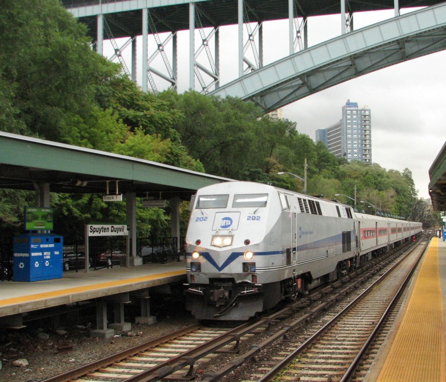 MNCR P32AC-DM 202 @ Spuyten Duyvil (Hudson Line). Photo taken by Brian Weinberg, 9/28/2005.