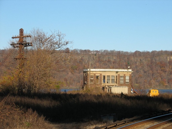 DV Tower @ Spuyten Duyvil. Photo taken by Brian Weinberg, 11/23/2005.