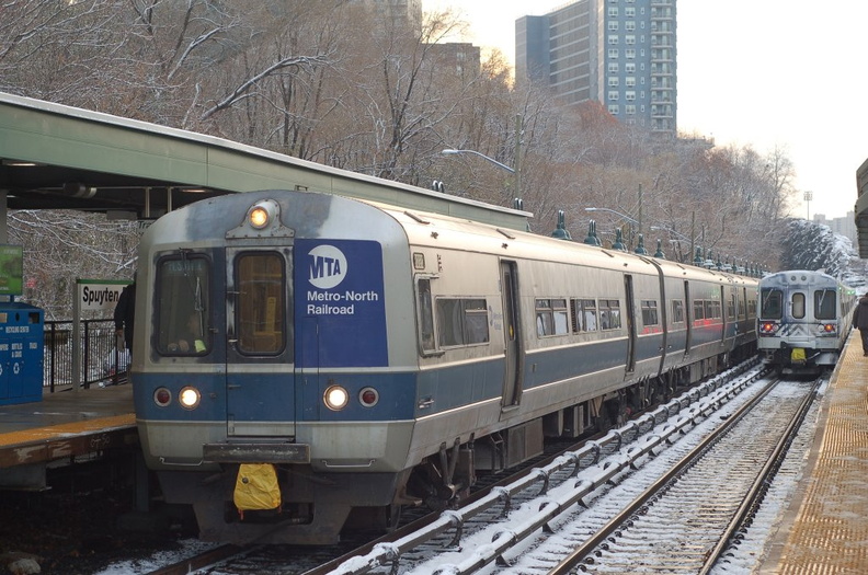 MNCR M-3a 8020 and M-7a @ Spuyten Duyvil (Hudson Line). Photo taken by Brian Weinberg, 12/6/2005. DSC_0025a.jpg