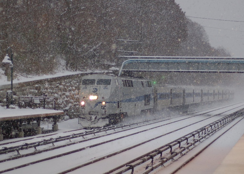 MNCR P32AC-DM 226 @ Riverdale (Hudson Line). Photo taken by Brian Weinberg, 12/9/2005.