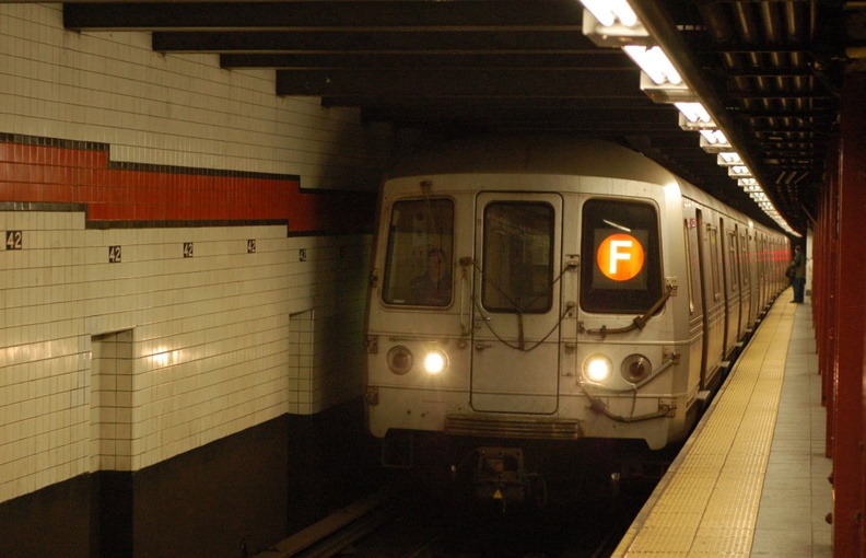 R-46 5788 @ 42 St - Bryant Park (F). Photo taken by Brin Weinberg, 12/13/2005. DSC_0151a.jpg