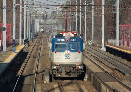 Amtrak AEM-7AC 910 @ Elizabeth, NJ. Photo taken by Brian Weinberg, 12/18/2005.