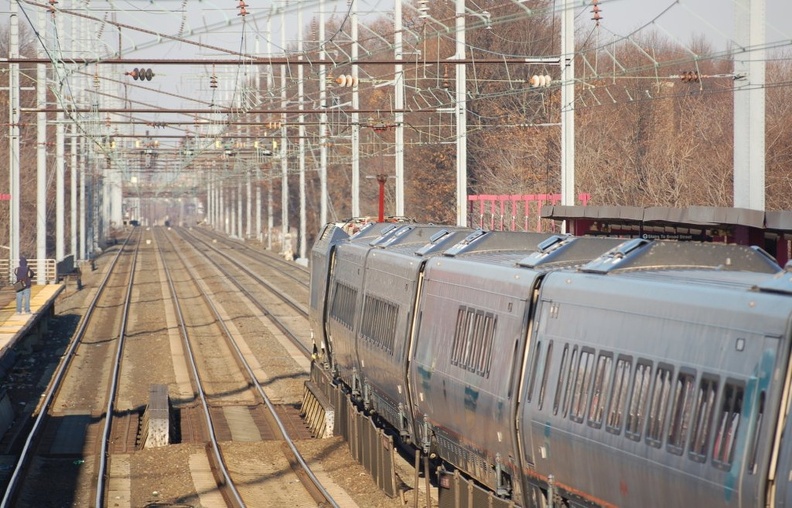 Amtrak Acela Express 2027 @ Elizabeth, NJ. Photo taken by Brian Weinberg, 12/18/2005. DSC_0267a.jpg