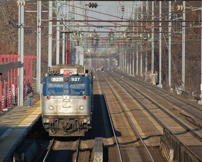 Amtrak AEM-7AC 927 @ Elizabeth, NJ. Photo taken by Brian Weinberg, 12/18/2005.