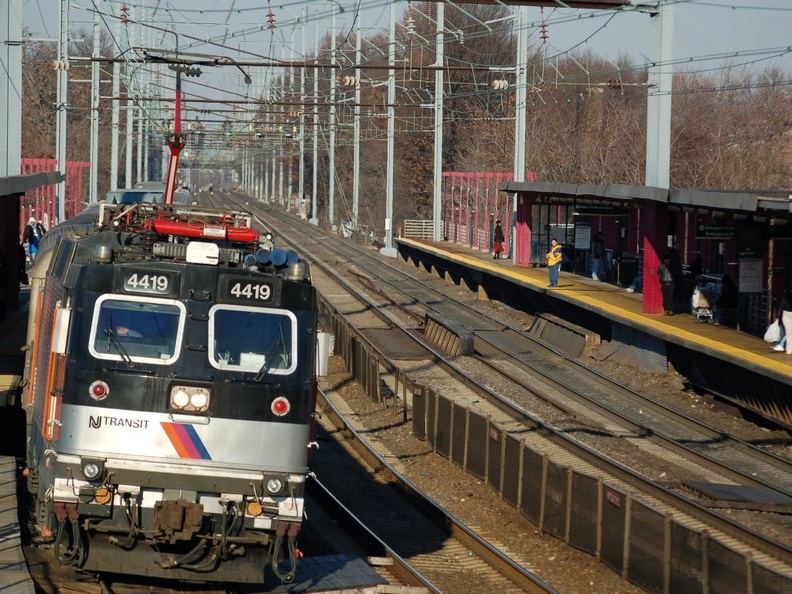 NJT ALP-44 4419 @ Elizabeth, NJ. Photo taken by Brian Weinberg, 12/18/2005.