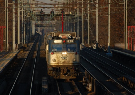 Amtrak AEM-7AC 925 @ Elizabeth, NJ. Photo taken by Brian Weinberg, 12/18/2005.