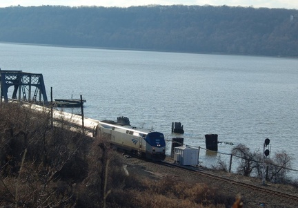 Amtrak P32AC-DM 711 @ Inwood Movable Bridge (Train 285). Photo taken by Brian Weinberg, 1/8/2006.