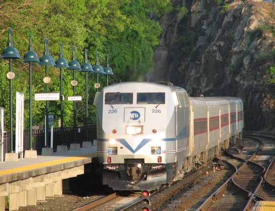 MNCR P32AC-DM 226 @ Spuyten Duyvil (Hudson Line). Note that the first two coaches behind the locomotive are the CEDAR HILL (6236