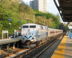 MNCR P32AC-DM 226 @ Spuyten Duyvil (Hudson Line). Note that the first two coaches behind the locomotive are the CEDAR HILL (6236