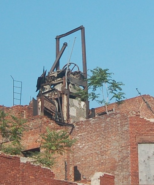 Run-down building near the Harlem-125th Street MNCR station. Is that an old elevator on top? Photo taken by Brian Weinberg, 6/30