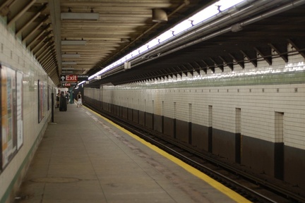 23 St (F/V) - uptown platform. Photo taken by Brian Weinberg, 7/3/2006.