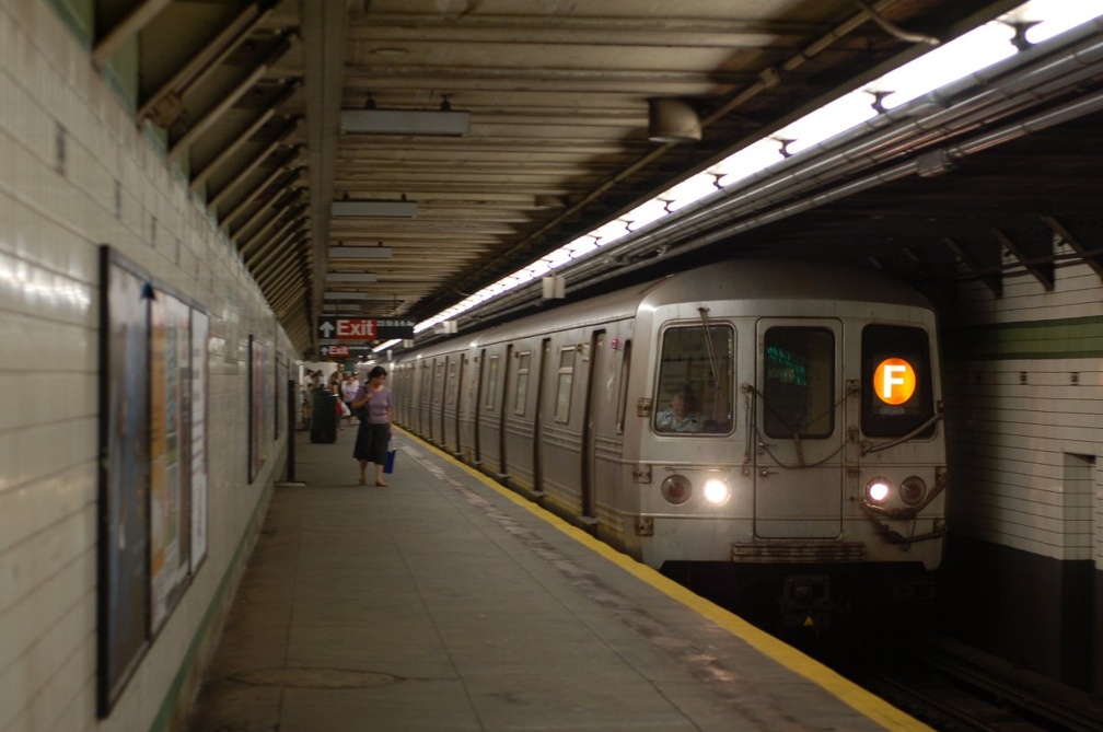 R-46 5782 @ 23 St (F) - uptown platform. Photo taken by Brian Weinberg, 7/3/2006.