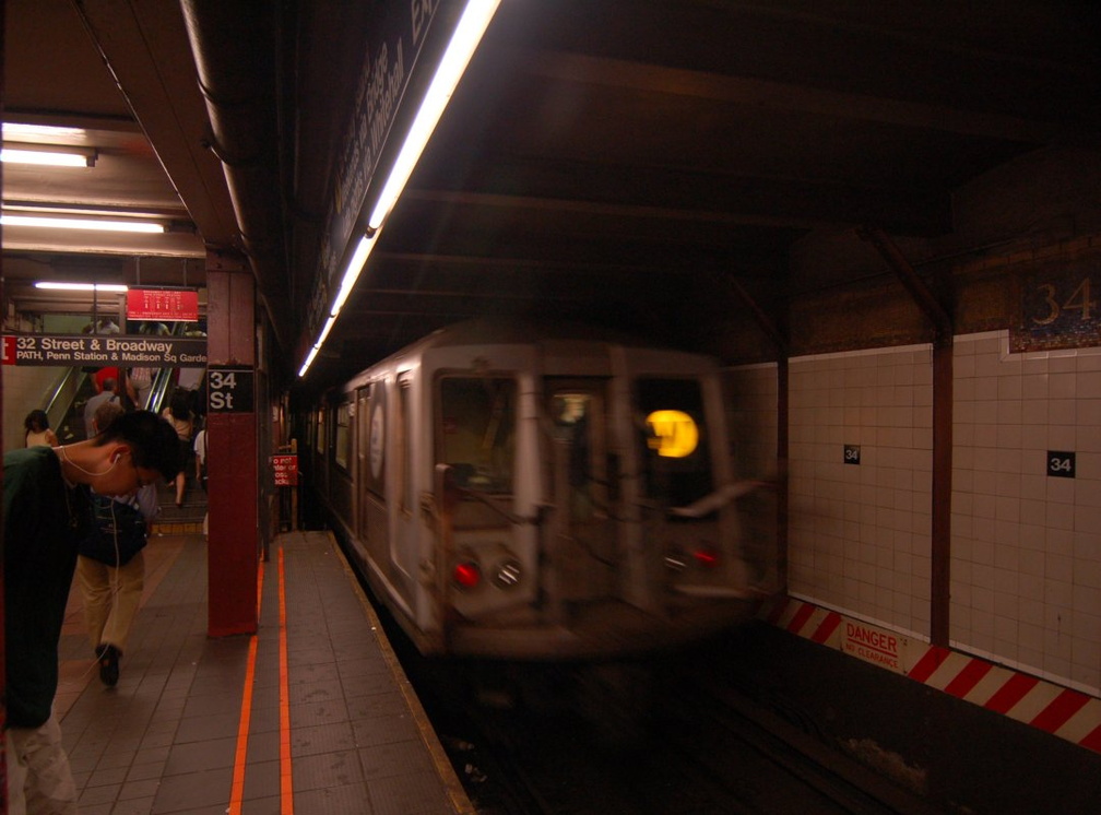 R-40 @ 34 Street-Herald Square (W). Photo taken by Brian Weinberg, 7/7/2006.