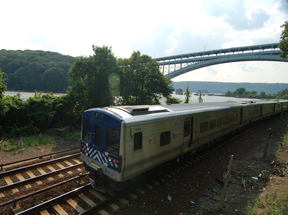 Metro-North Commuter Railroad (MNCR) M-7A 4184 @ Spuyten Duyvil (Hudson Line). Photo taken by Brian Weinberg, 7/9/2006.