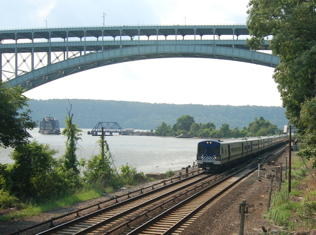 Metro-North Commuter Railroad (MNCR) M-7A 4160 @ Spuyten Duyvil (Hudson Line). Photo taken by Brian Weinberg, 7/9/2006.