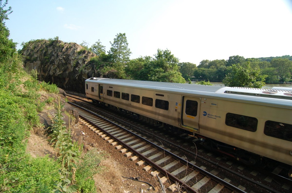 Metro-North Commuter Railroad (MNCR) M-7A 4160 @ Spuyten Duyvil (Hudson Line). Photo taken by Brian Weinberg, 7/9/2006.