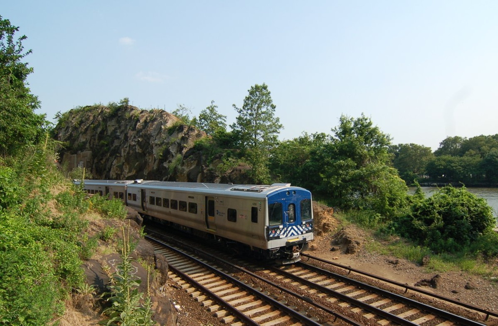 Metro-North Commuter Railroad (MNCR) M-7A 4293 @ Spuyten Duyvil (Hudson Line). Photo taken by Brian Weinberg, 7/9/2006.