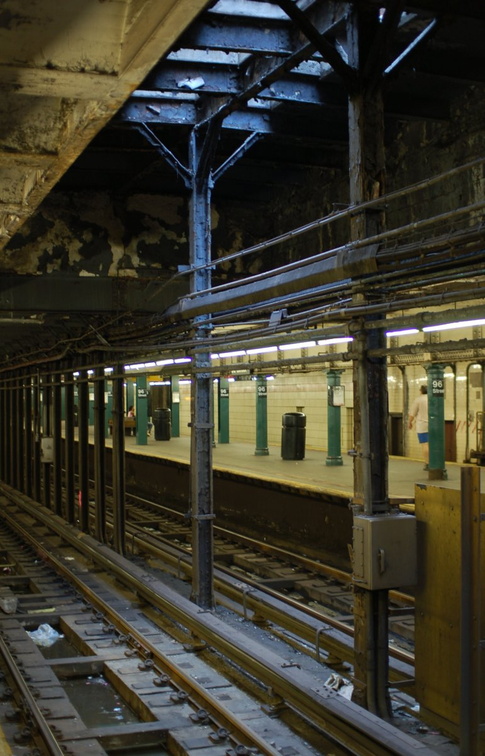 96 Street (1/2/3) - natural light illuminating the express tracks. Photo taken by Brian Weinberg, 7/23/2006.