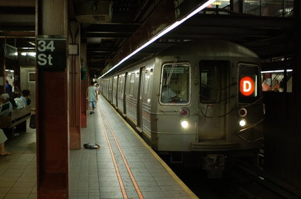 R-68 2524 @ 34 St - Herald Sq (D). Photo taken by Brian Weinberg, 7/26/2006.