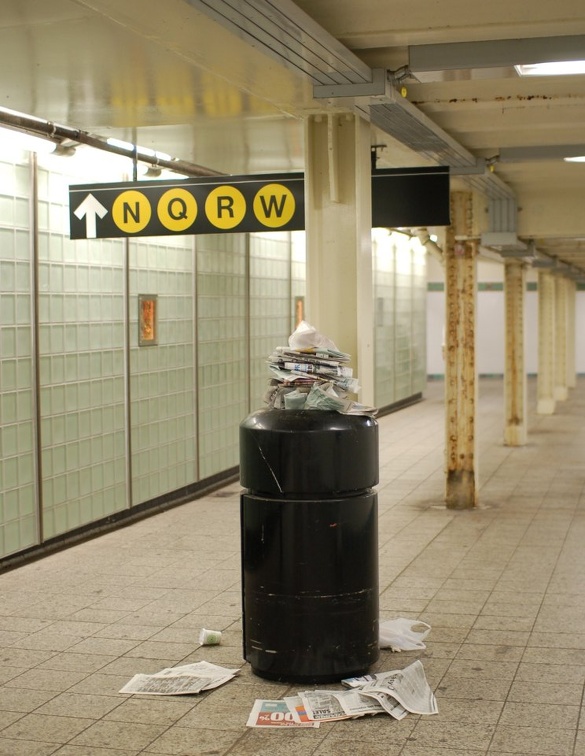 Mountain of garbage @ Times Square (1/2/3) - 41 St passageway. Photo taken by Brian Weinberg, 8/3/2006.