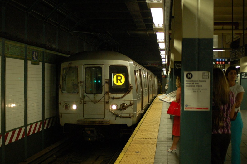 R-46 5752 @ Times Square (R). Photo taken by Brian Weinberg, 8/3/2006.