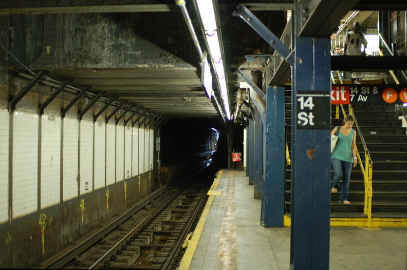 Light in the middle of the tunnel @ 14 St (1/2/3). Photo taken by Brian Weinberg, 8/4/2006. DSC_5706a.jpg