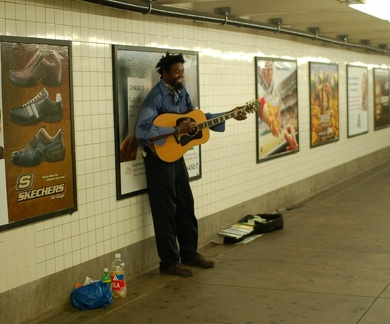 Musician @ 14 St corridor connecting 14 St (1/2/3) and 14 St (F/V) / 6 Av (L). Photo taken by Brian Weinberg, 8/4/2006.