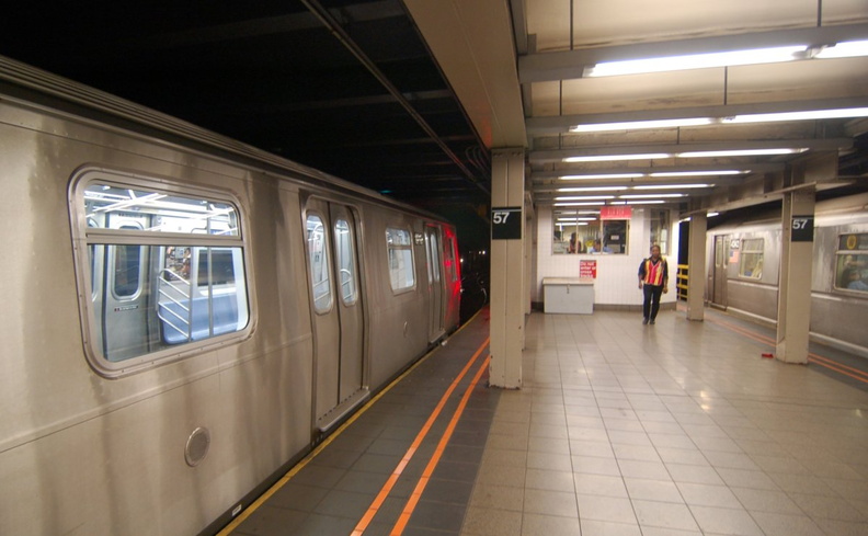 R-160B 8713 @ 57 St - 7 Av (N) & R-40 4242 @ 57 St - 7 Av (W). Note: first revenue run of the R-160 fleet as part of the 30-day test. Photo taken by Brian Weinberg, 8/17/2006. DSC_6398a.jpg