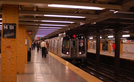 R-160A-2 8662 @ 14 St (A). Set is on 4th run of second day of 30-day test. Photo taken by Brian Weinberg, 10/17/2006.