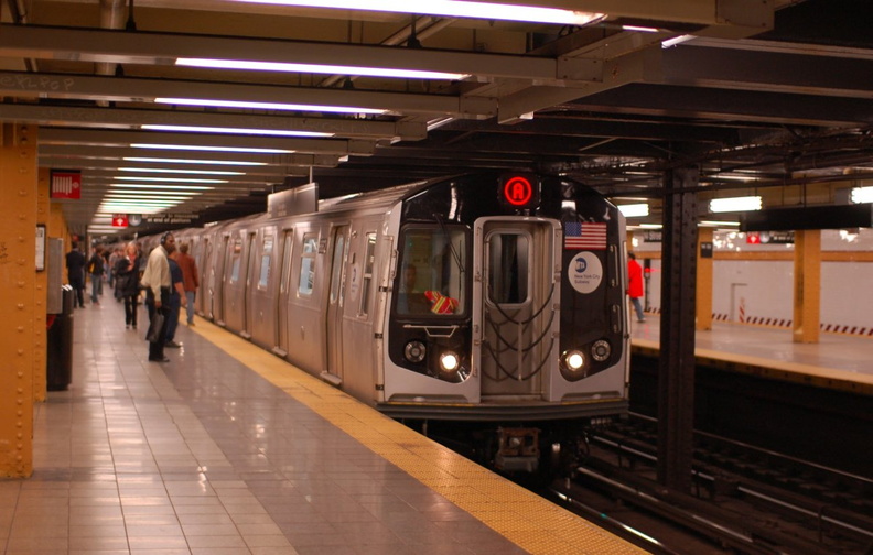 R-160A-2 8662 @ 14 St (A). Set is on 4th run of second day of 30-day test. Photo taken by Brian Weinberg, 10/17/2006. DSC_8145a.jpg