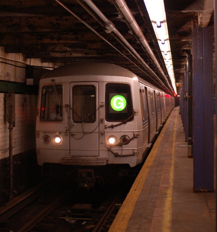 R-46 6220 @ 21 St - Van Alst (G) on the Brooklyn-bound track. Photo taken by Brian Weinberg, 10/18/2006.