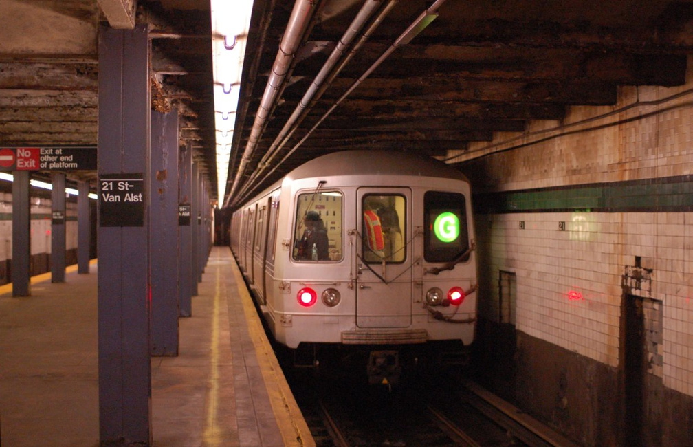 R-46 6248 @ 21 St - Van Alst (G) on the Brooklyn-bound track. Photo taken by Brian Weinberg, 10/18/2006.