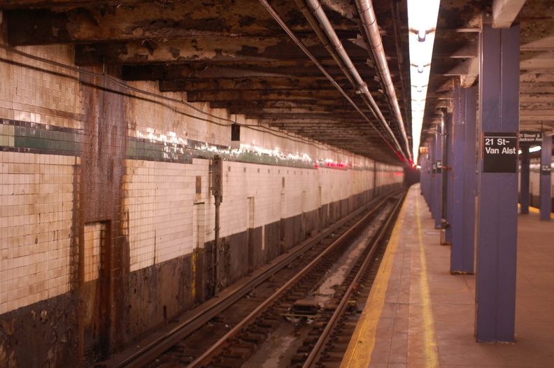 21 St - Van Alst (G) - Brooklyn-bound track. Photo taken by Brian Weinberg, 10/18/2006.