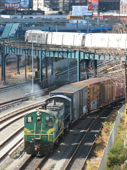 L&I SW1200 9373 and NY&A SW1001 101 @ Sunnyside. Photo taken by Brian Weinberg, 11/9/2006. IMG_2128.jpg