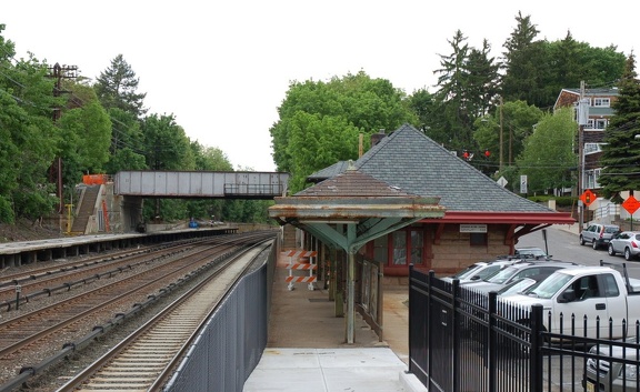 Old low-level northbound platform and station house @ Irvington (MNCR Hudson Line). Photo taken by Brian Weinberg, 5/17/2007.