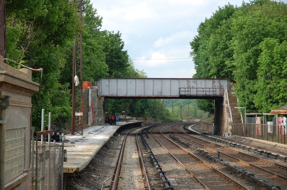 Unrehabbed southbound platform @ Irvington (MNCR Hudson Line). Photo taken by Brian Weinberg, 5/17/2007.