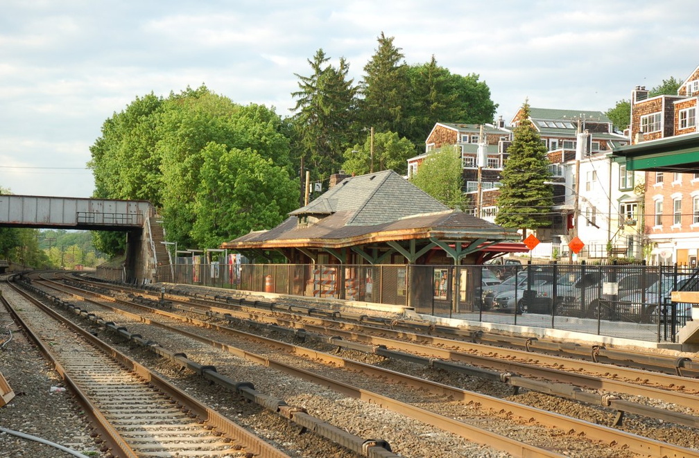 Old low-level northbound platform and station house @ Irvington (MNCR Hudson Line). Photo taken by Brian Weinberg, 5/17/2007.