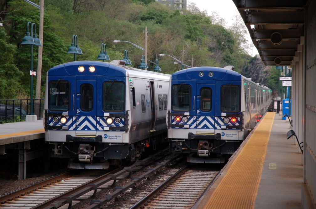 Metro-North Commuter Railroad M-7A 4317 (on left) @ Spuyten Duyvil (Hudson Line). Photo taken by Brian Weinberg, 5/17/2007.