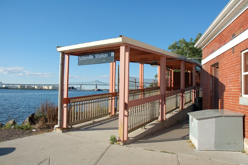 Tottenville (SIR). Photo taken by Brian Weinberg, 7/12/2007.