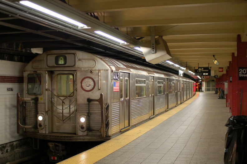 R-38 4142 @ Inwood - 207 St (A). Photo taken by Brian Weinberg, 7/24/2007.