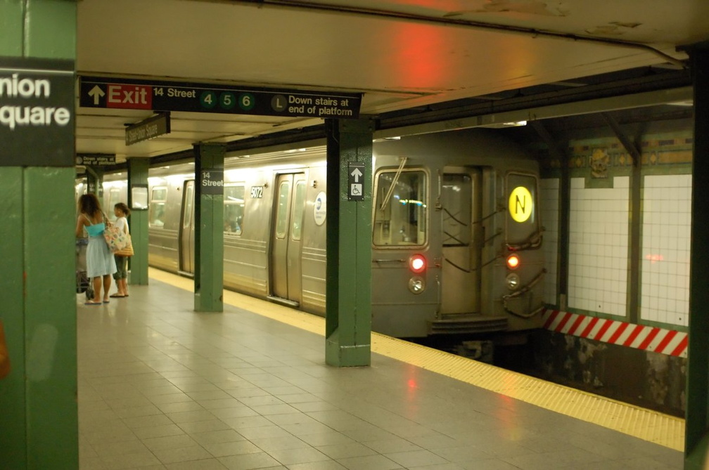 R-68A 5072 @ 14 St - Union Square (W). Note that the rear sign was set incorrectly. Photo taken by Brian Weinberg, 8/7/2007.