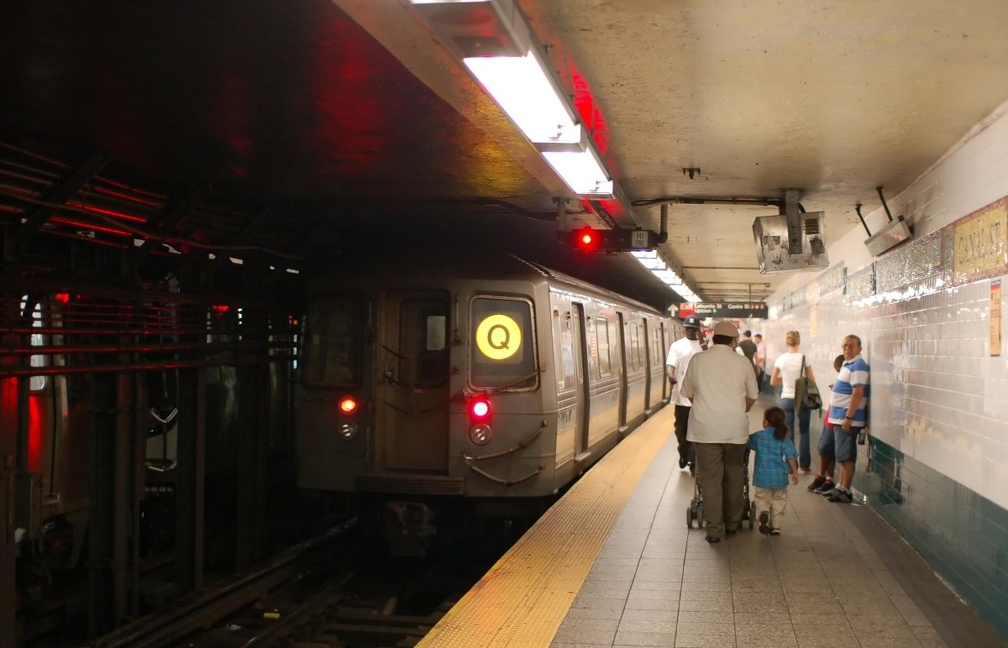 R-68 2894 @ Canal St (Q). Photo taken by Brian Weinberg, 8/7/2007.