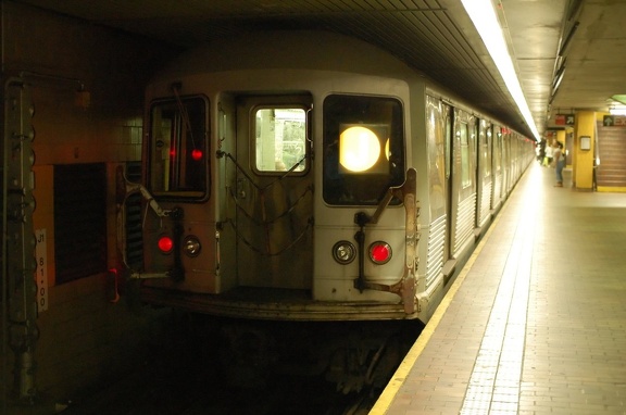 R-42 4564 @ Jamaica Center - Parsons/Archer (J). Photo taken by Brian Weinberg, 8/7/2007.